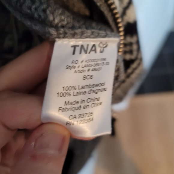 TNA Aritzia Knit 100% Lambs Wool Sweater S - Picture 3 of 3
